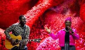 Ang&eacute;lique Kidjo, primera m&uacute;sica africana con estrella en el Paseo de la Fama de Hollywood