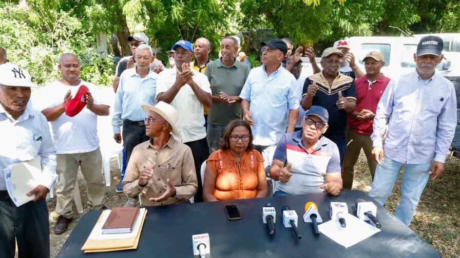 Productores de tabaco de Villa Gonzáles y otras comunidades del Cibao denuncian acumulación de millones de libras de tabaco sin mercado Productores de tabaco de Villa Gonzáles y otras comunidades del Cibao denuncian acumulación de millones de libras de tabaco sin mercado
