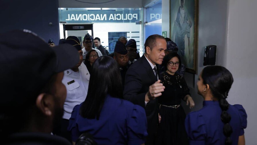 Exdirector de la PN admiti&oacute; errores, defendi&oacute; su gesti&oacute;n y entreg&oacute; el mando "con la frente en alto"