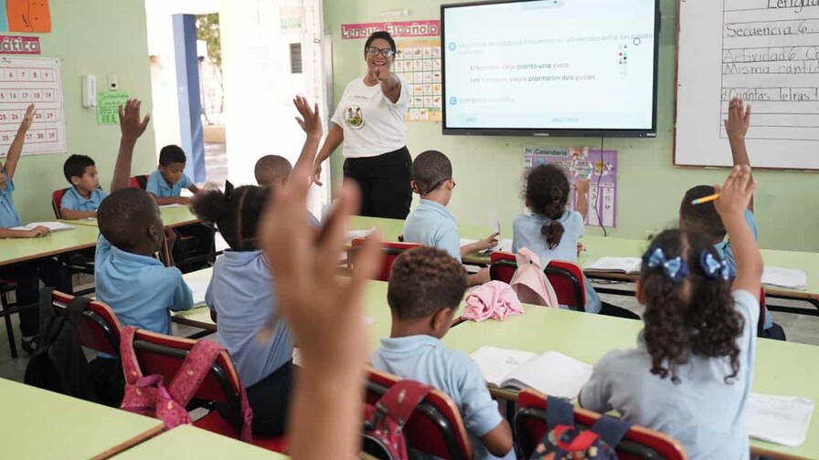 Minerd afirma que más de 400 mil familias recibieron el Bono a Mil para este año escolar Minerd afirma que más de 400 mil familias recibieron el Bono a Mil para este año escolar
