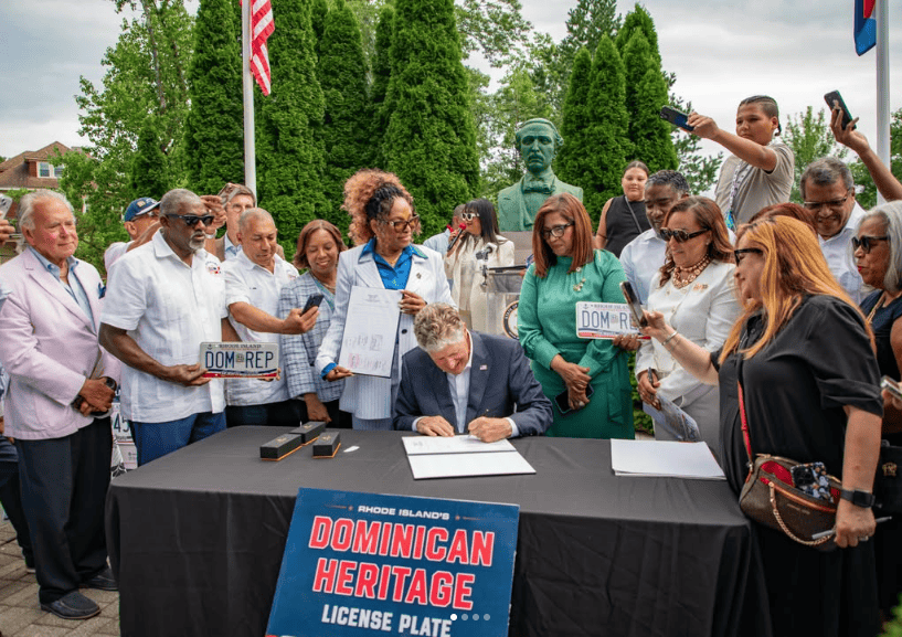 Rhode Island crea matr&iacute;culas vehiculares para celebrar la herencia dominicana