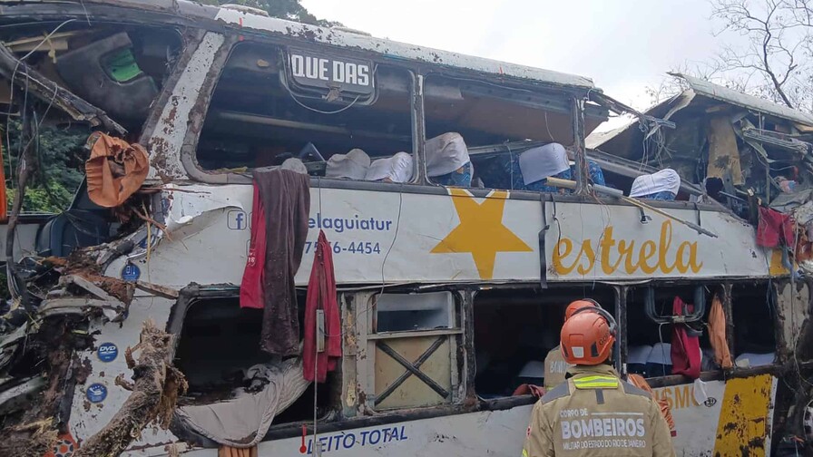 Mueren al menos 21 personas tras el choque entre un autobús y un camión en Brasil Mueren al menos 21 personas tras el choque entre un autobús y un camión en Brasil