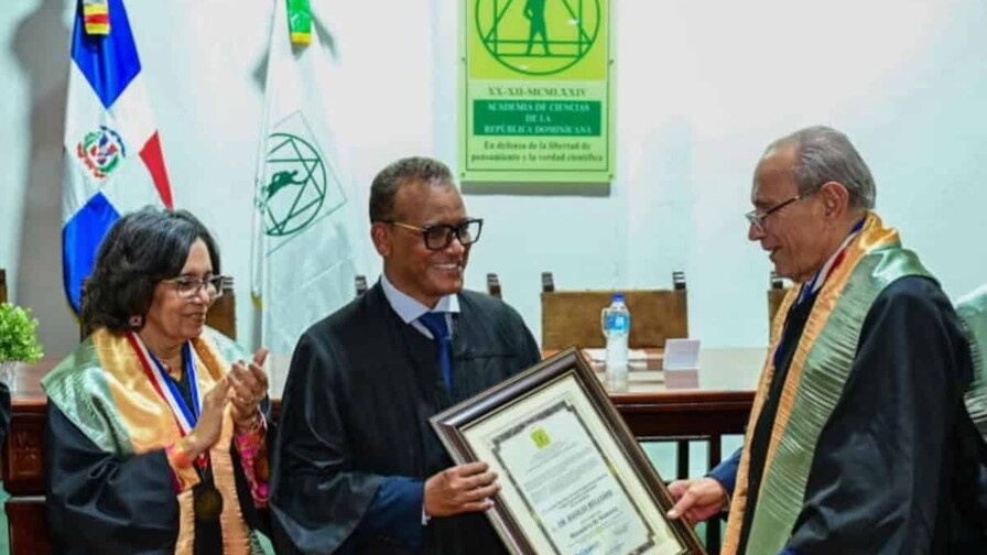 Academia de Ciencias inviste al escritor y poeta Basilio Belliard como Miembro de Número Academia de Ciencias inviste al escritor y poeta Basilio Belliard como Miembro de Número