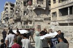 Entierran en Gaza a los siete muertos en ataque israelí a una cafetería, entre ellos un niño Entierran en Gaza a los siete muertos en ataque israelí a una cafetería, entre ellos un niño