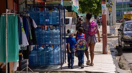 El pa&iacute;s del botell&oacute;n: 84 de cada 100 hogares compran el agua que beben