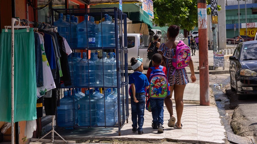 El país del botellón: 84 de cada 100 hogares compran el agua que beben El país del botellón: 84 de cada 100 hogares compran el agua que beben