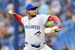 Jos&eacute; Soriano es respaldado por 17 hits de los Blue Jays y consigue su primer triunfo con Toronto