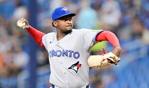 Jos&eacute; Soriano es respaldado por 17 hits de los Blue Jays y consigue su primer triunfo con Toronto