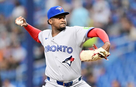 Jos&eacute; Soriano es respaldado por 17 hits de los Blue Jays y consigue su primer triunfo con Toronto