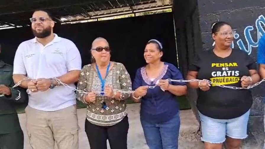 Comunitarios se encadenan en Santiago en protesta por contaminaci&oacute;n del r&iacute;o Jacagua