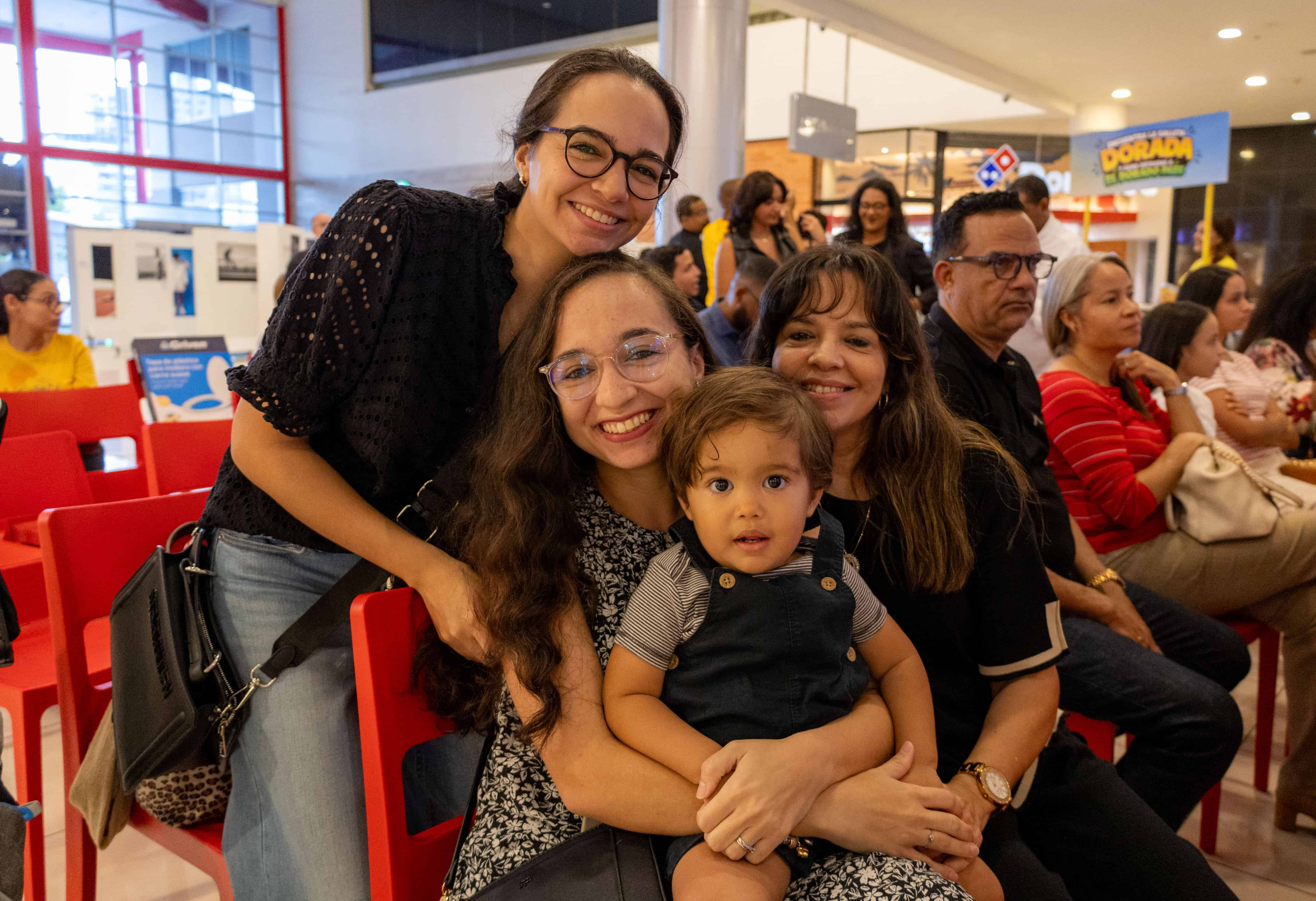 Ver&oacute;nica G&oacute;mez, M&oacute;nica G&oacute;mez, Mat&iacute;as Tejeda G&oacute;mez y Johanny de G&oacute;mez
