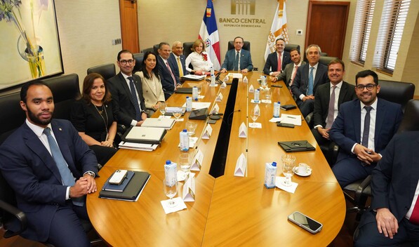 Valdez Albizu resalta fortaleza de la econom&iacute;a dominicana durante encuentro con Bladex