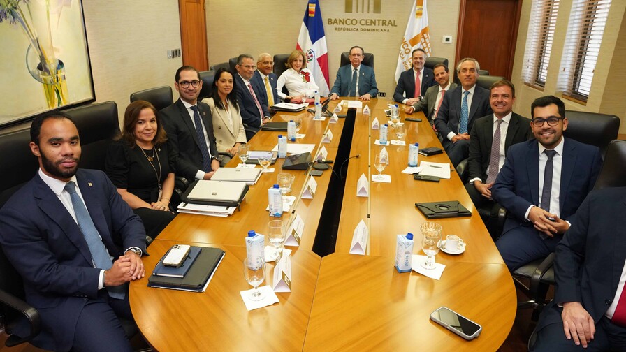 Valdez Albizu resalta fortaleza de la econom&iacute;a dominicana durante encuentro con Bladex