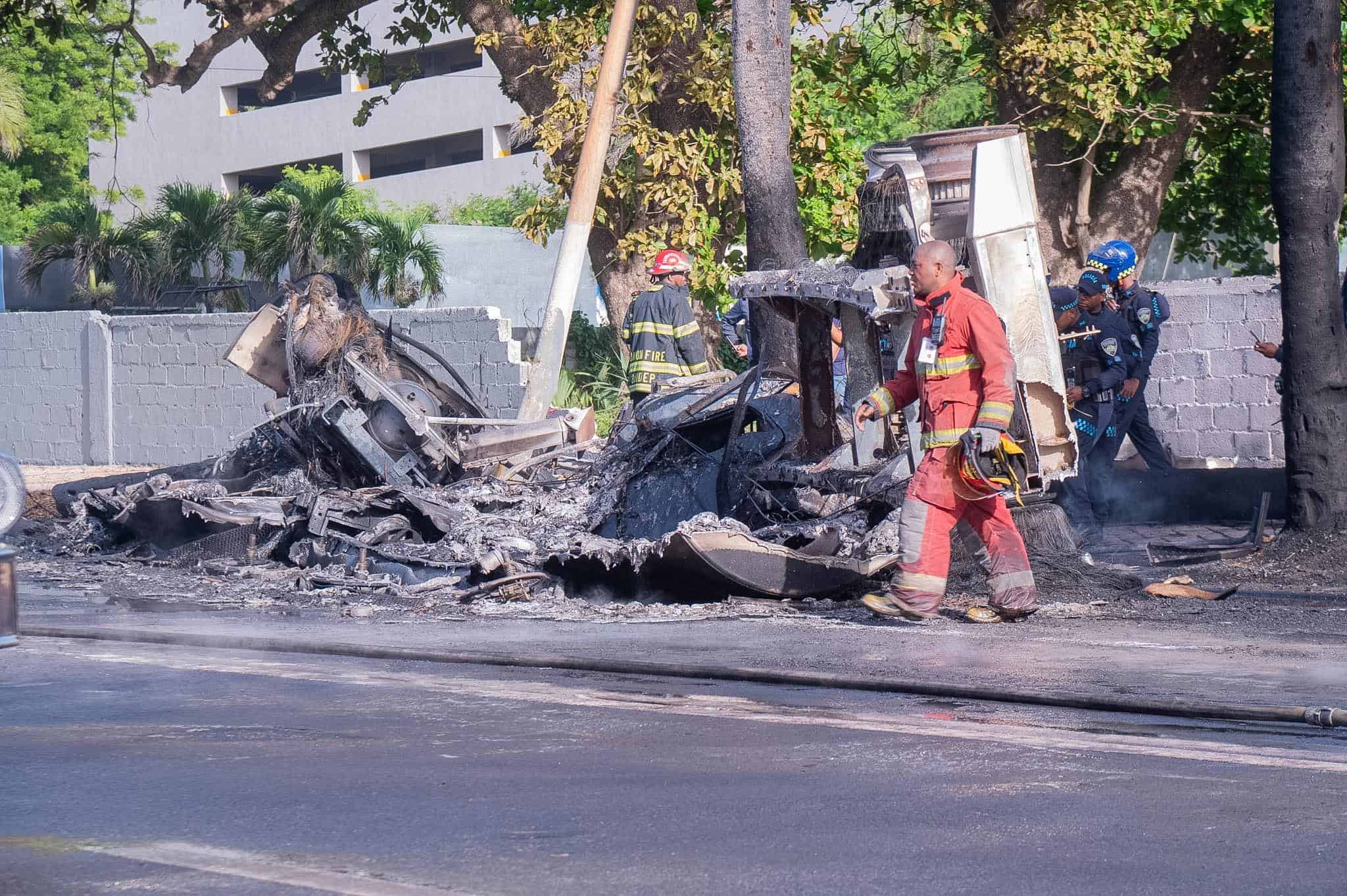Bomberos realizan labores de emergencia en el lugar donde varios veh&iacute;culos resultaron afectados por el siniestro.