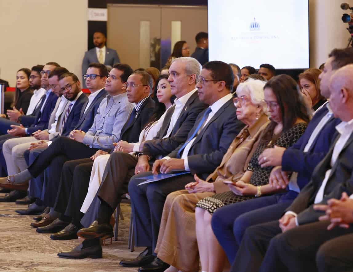 Al centro, el presidente Luis Abinader.
