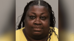 Mujer de Florida es acusada de estafar a una persona mayor y esconder US$3,200 en su cuerpo