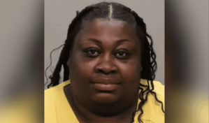 Mujer de Florida es acusada de estafar a una persona mayor y esconder US$3,200 en su cuerpo
