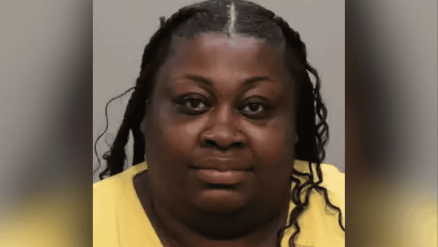 Mujer de Florida es acusada de estafar a una persona mayor y esconder US$3,200 en su cuerpo