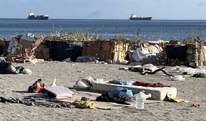 Casi 1,700 migrantes dejan playa de Ceuta escoltados por Polic&iacute;a y van a zonas habilitadas