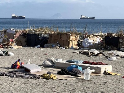 Casi 1,700 migrantes dejan playa de Ceuta escoltados por Policía