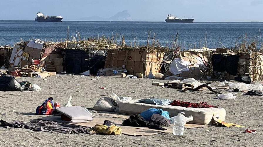 Casi 1,700 migrantes dejan playa de Ceuta escoltados por Polic&iacute;a y van a zonas habilitadas