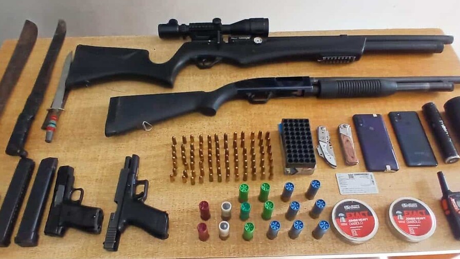 Detienen a cuatro personas y ocupan armas de fuego durante allanamientos en Barahona