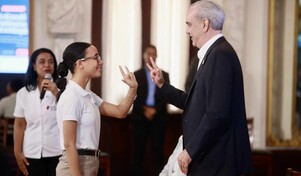 Abinader recibe a 53 estudiantes con discapacidad auditiva que destacaron en inteligencia artificial