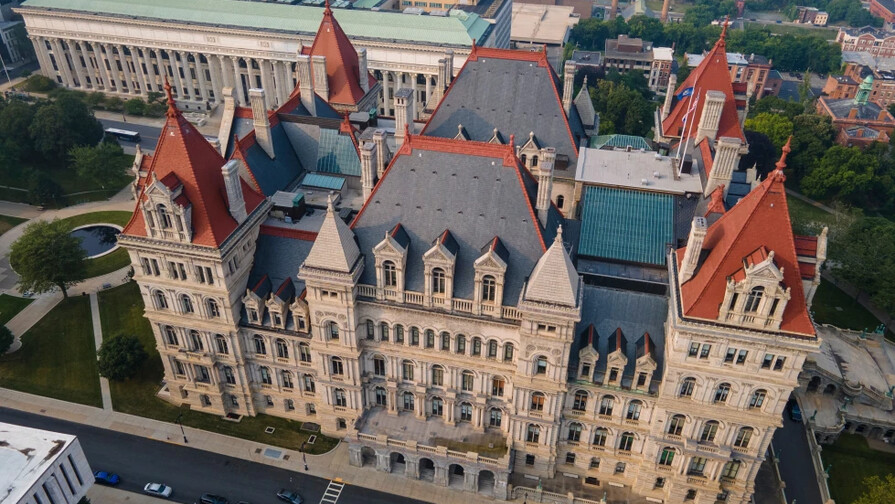 El FBI arresta a una mujer por planear un ataque con bomba en el Capitolio de Nueva York El FBI arresta a una mujer por planear un ataque con bomba en el Capitolio de Nueva York