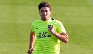 Cristian Romero ve muy metido a Juli&aacute;n &Aacute;lvarez en el Atl&eacute;tico de Madrid