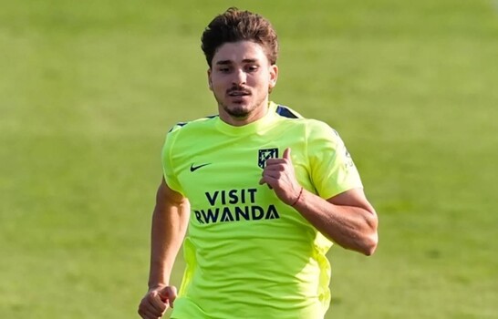 Cristian Romero ve muy metido a Juli&aacute;n &Aacute;lvarez en el Atl&eacute;tico de Madrid