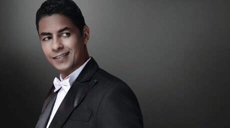 H&eacute;ctor An&iacute;bal da vida a Eduardo Brito en un montaje teatral en la Sala Ravelo