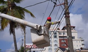 Inician retiro de 300 kil&oacute;metros de cables a&eacute;reos en desuso en sectores de la capital