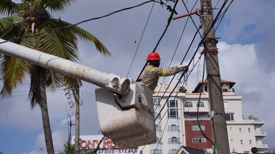 Inician retiro de 300 kilómetros de cables aéreos en desuso en sectores de la capital Inician retiro de 300 kilómetros de cables aéreos en desuso en sectores de la capital