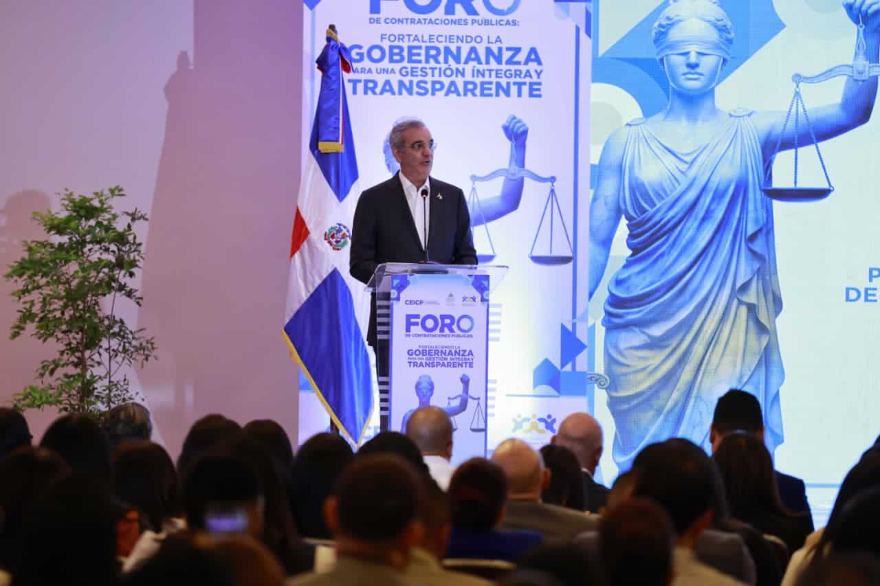 El presidente Luis Abinader durante  II Foro de Contrataci&oacute;n P&uacute;blica.
