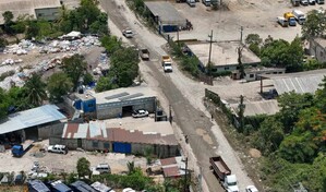 Solo tres kil&oacute;metros de carretera Los Casabes, que lleva al vertedero Duquesa, han sido asfaltados