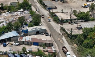 Solo tres kil&oacute;metros de carretera Los Casabes, que lleva al vertedero Duquesa, han sido asfaltados