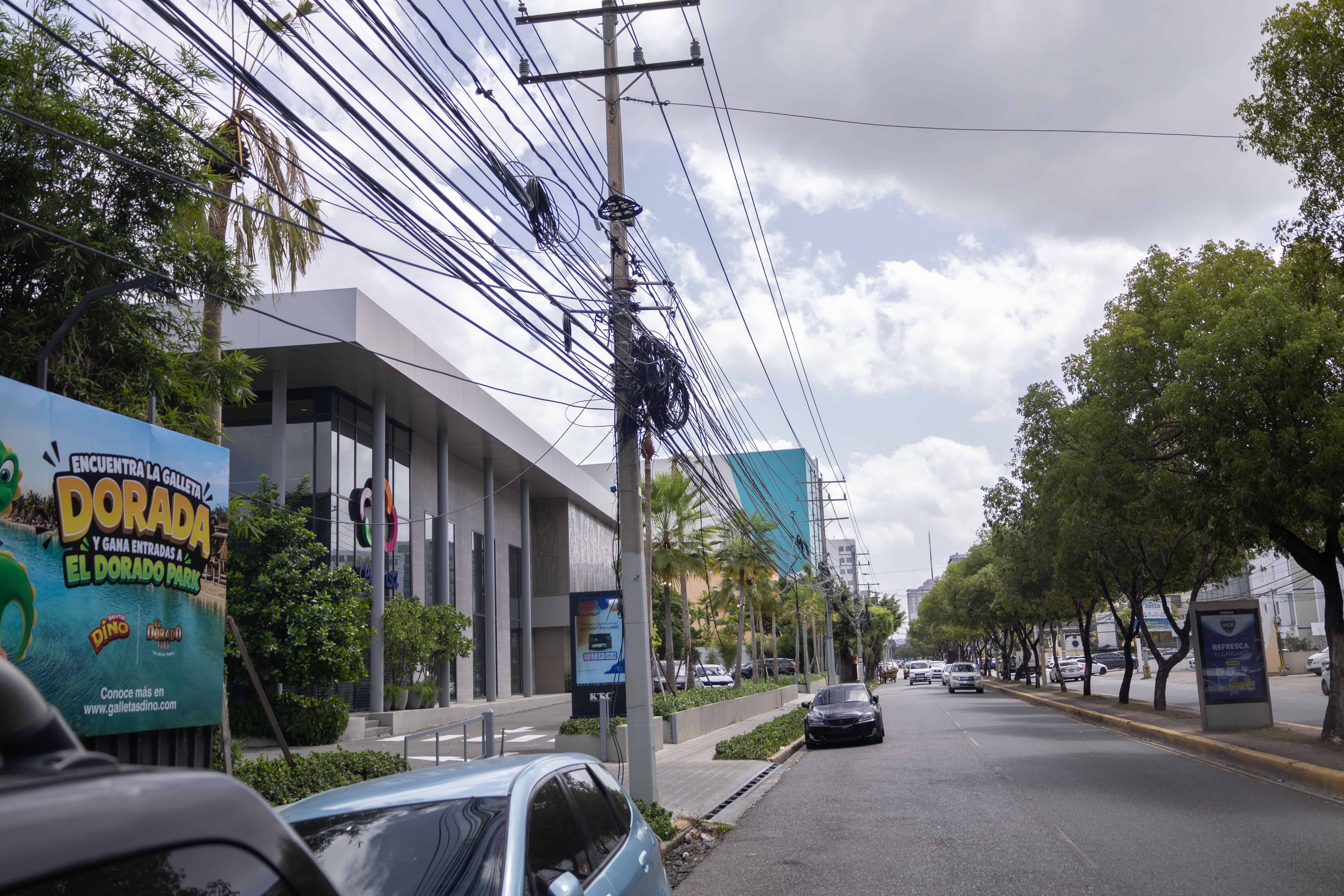 Cableado el&eacute;ctrico en la avenida R&oacute;mulo Betancourt, en Bella Vista.