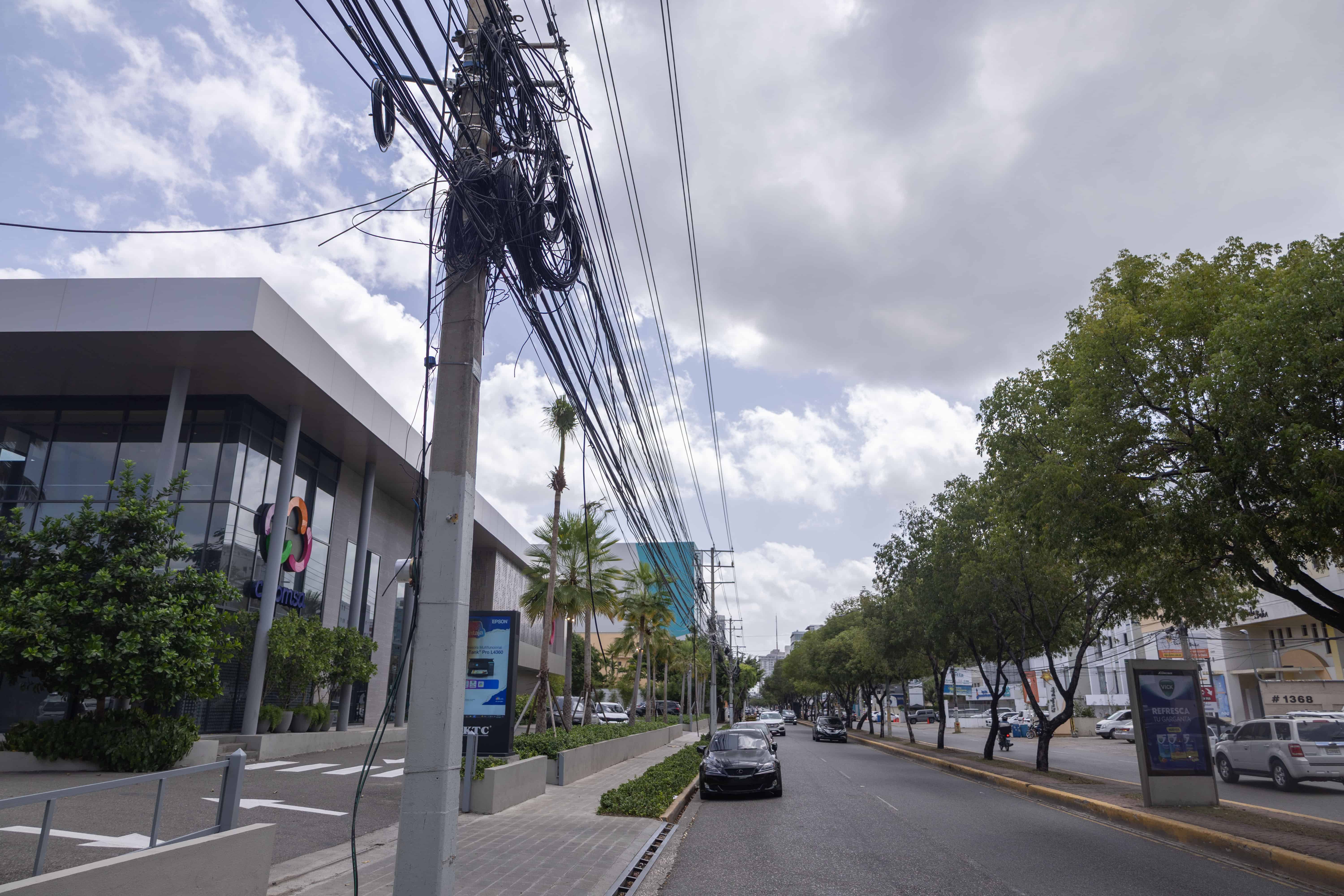 Parte del cableado el&eacute;ctrico de la avenida R&oacute;mulo Betancourt, en Bella Vista.