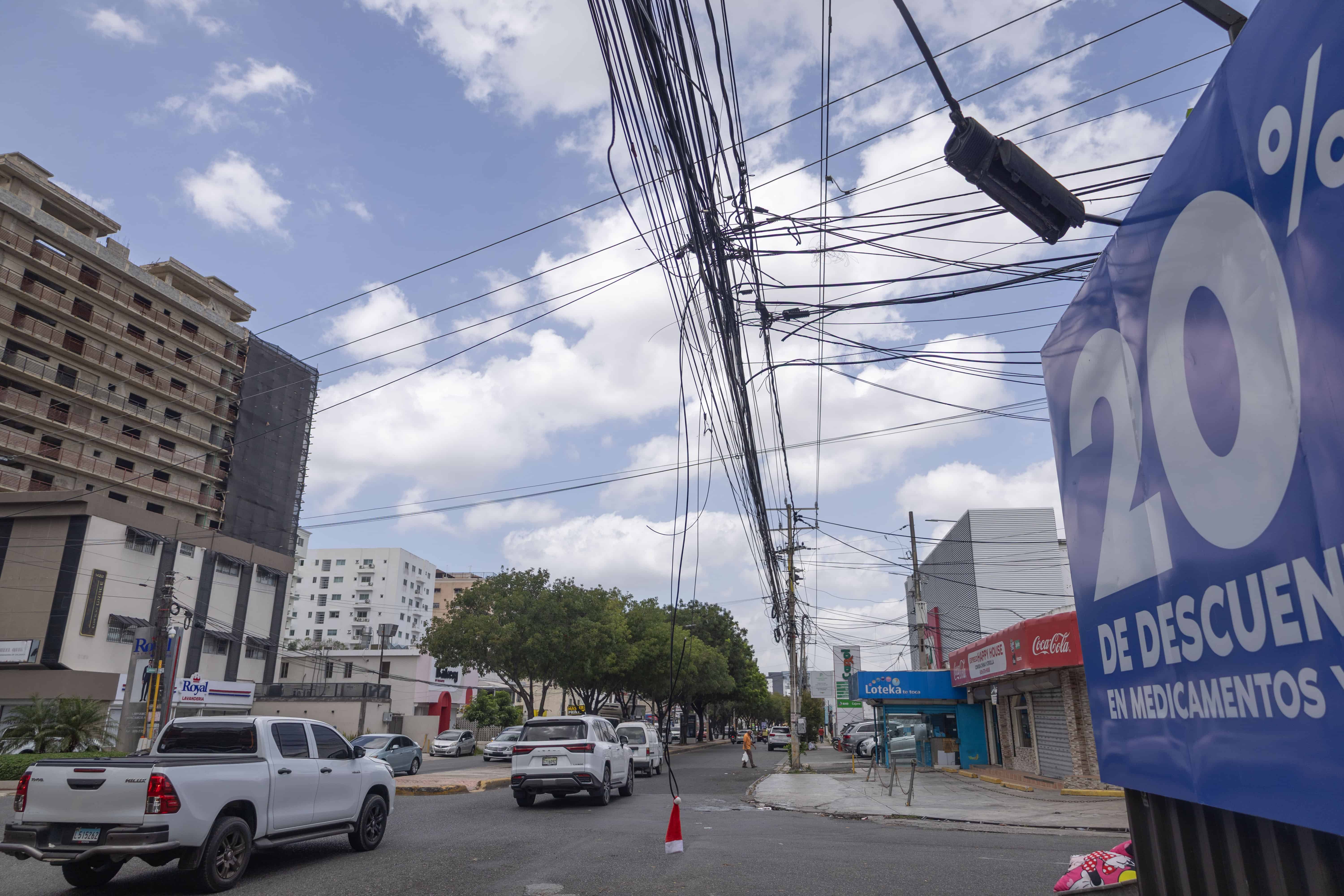 Cableado el&eacute;ctrico en la avenida R&oacute;mulo Betancourt, en Bella Vista.