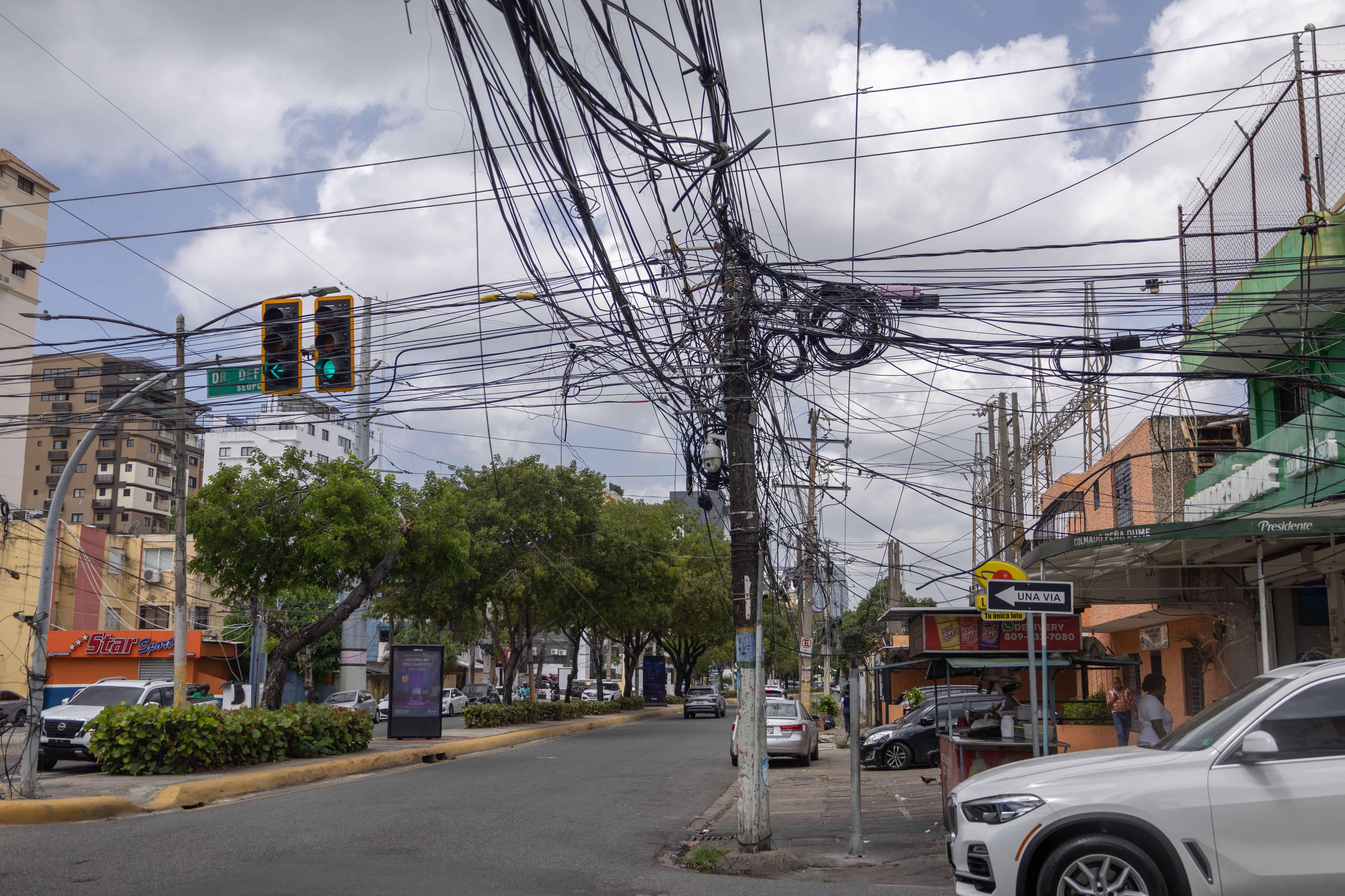 Cableado el&eacute;ctrico enredado en la avenida R&oacute;mulo Betancourt, en Bella Vista.