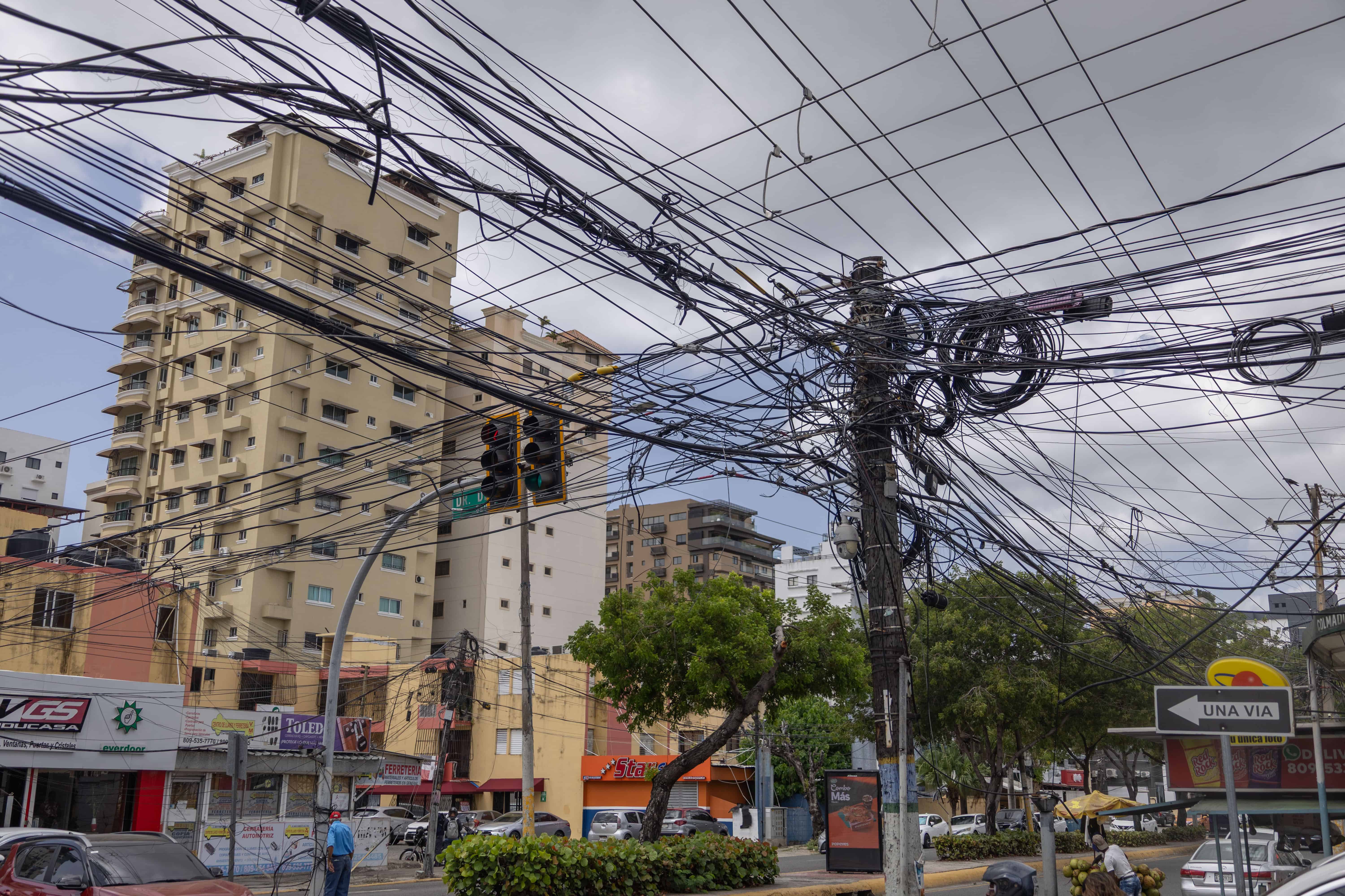 Mara&ntilde;a de cables en la avenida R&oacute;mulo Betancourt, en Bella Vista.