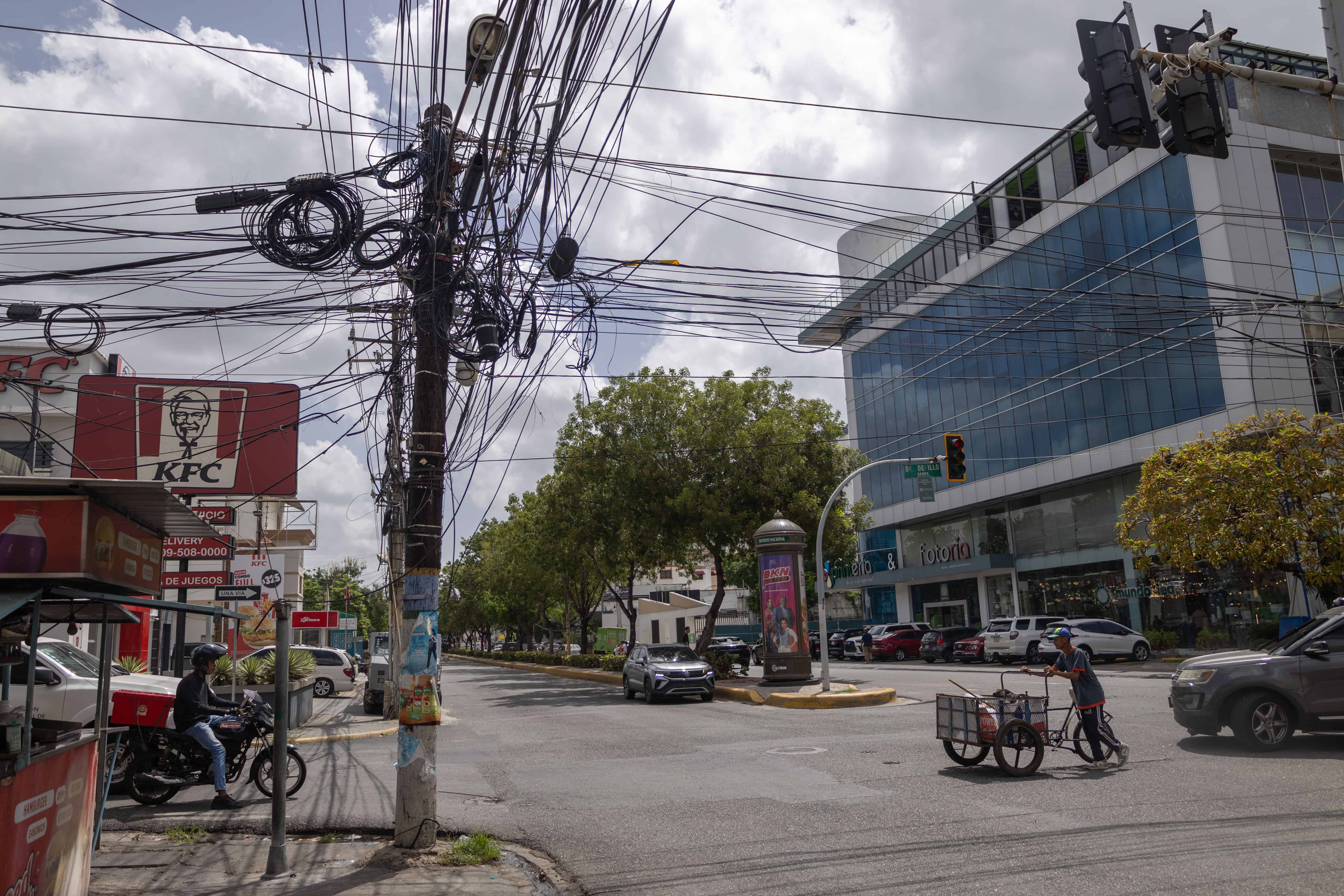 Cableado el&eacute;ctrico en la avenida R&oacute;mulo Betancourt, en Bella Vista.
