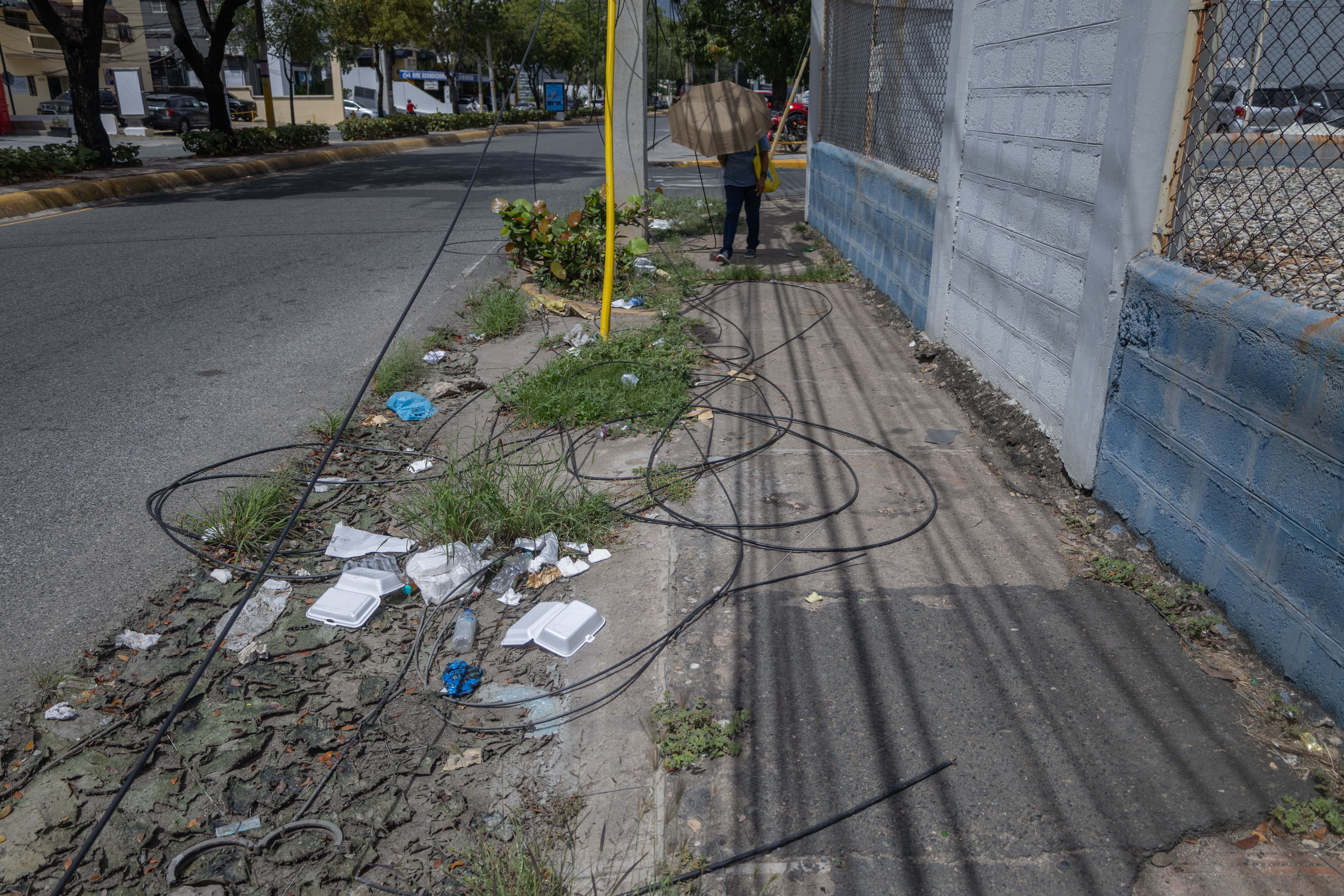 Cableado el&eacute;ctrico en la avenida R&oacute;mulo Betancourt, en Bella Vista.