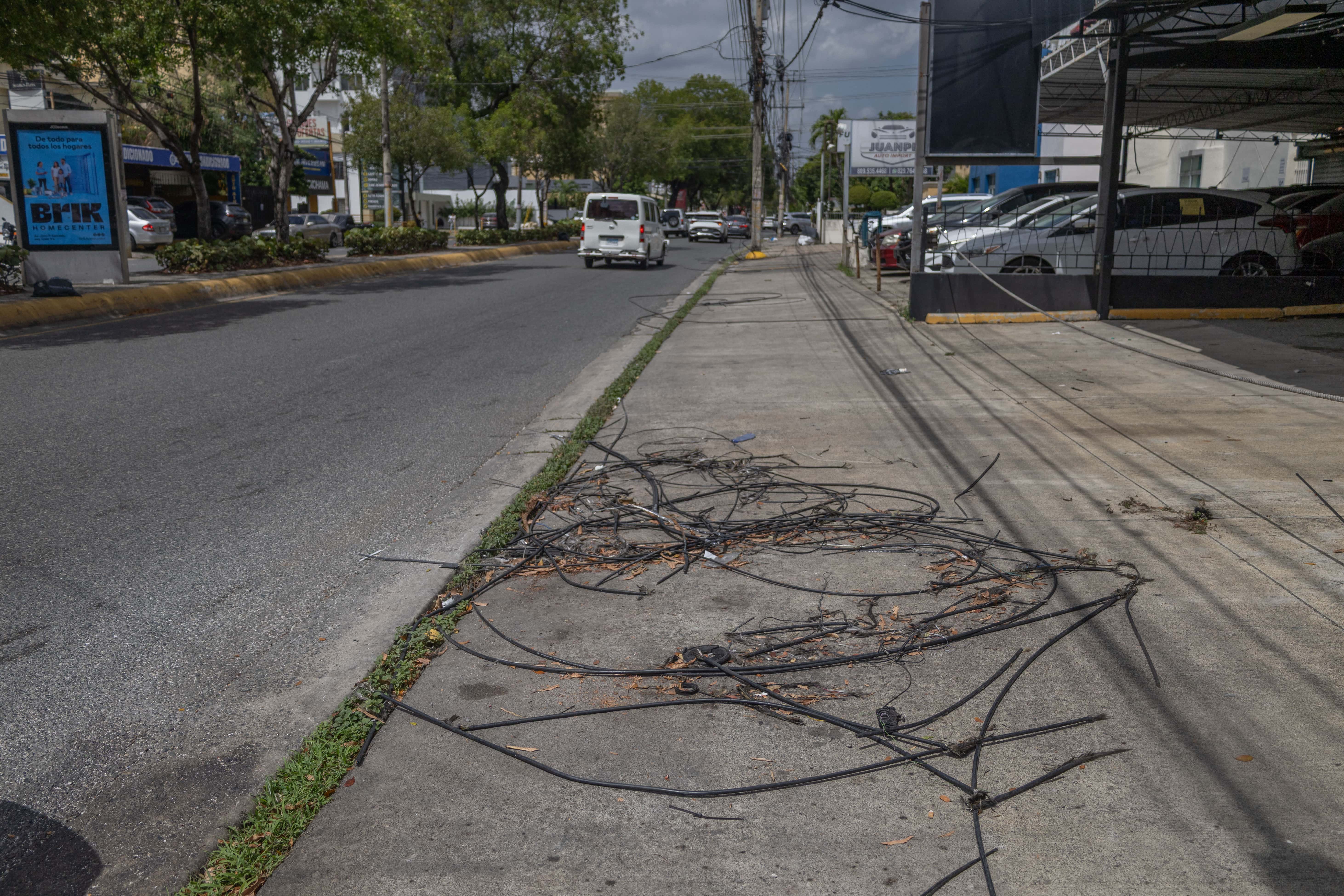 Cableado el&eacute;ctrico en la avenida R&oacute;mulo Betancourt, en Bella Vista.