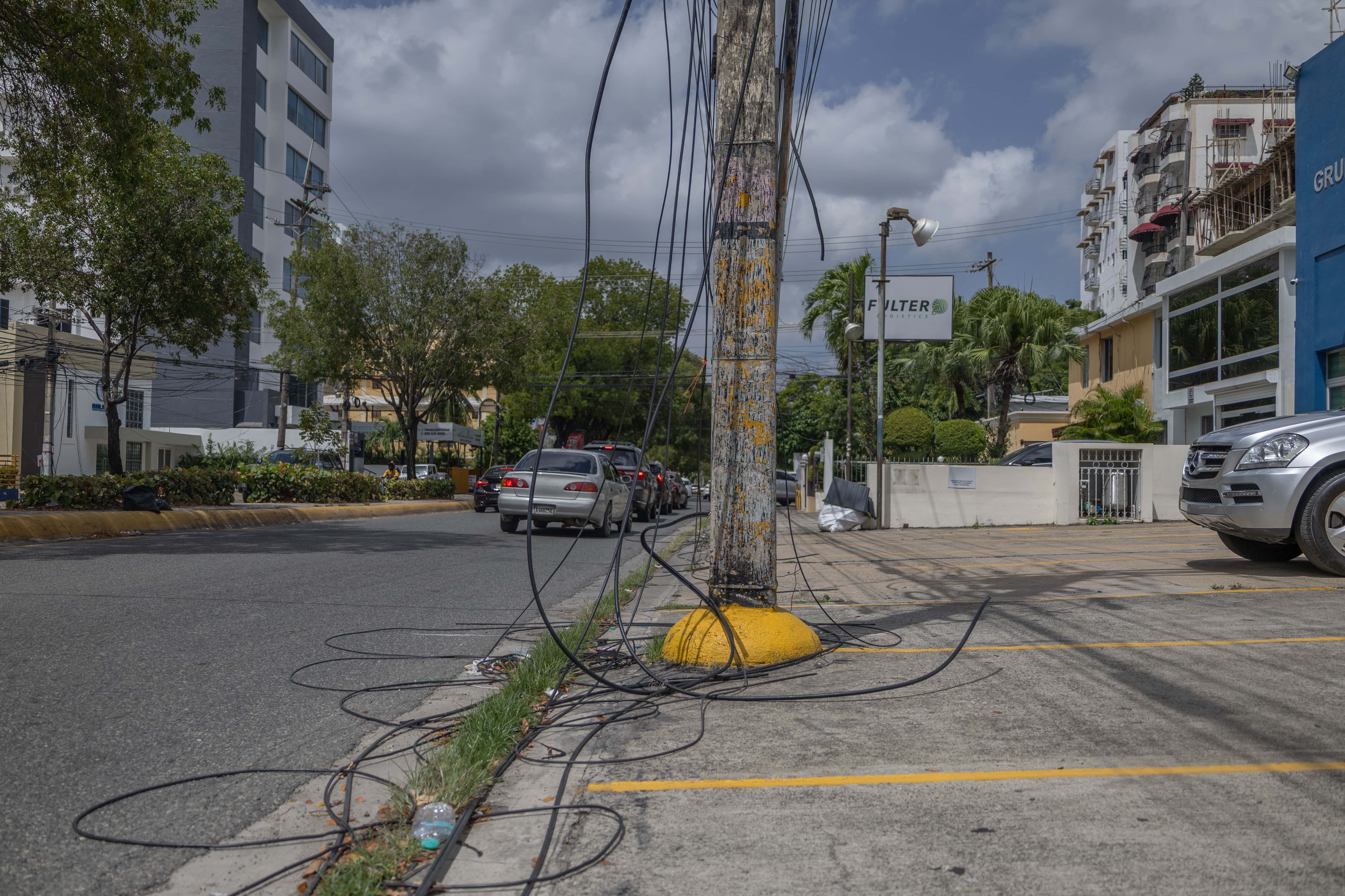 Cableado el&eacute;ctrico en la avenida R&oacute;mulo Betancourt, en Bella Vista.