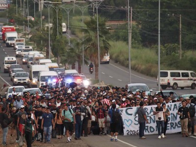Unos 800 migrantes salen en caravana a capital de México