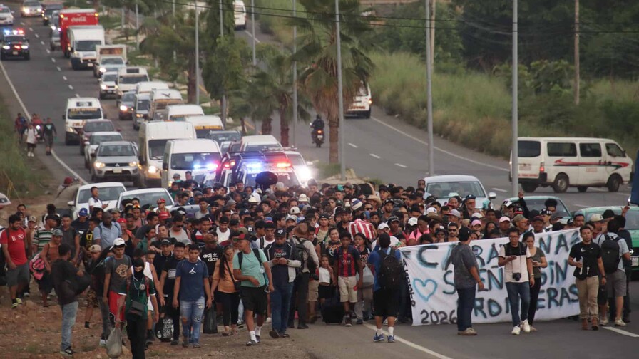 Unos 800 migrantes salen en caravana desde el sur de México hacia la capital Unos 800 migrantes salen en caravana desde el sur de México hacia la capital