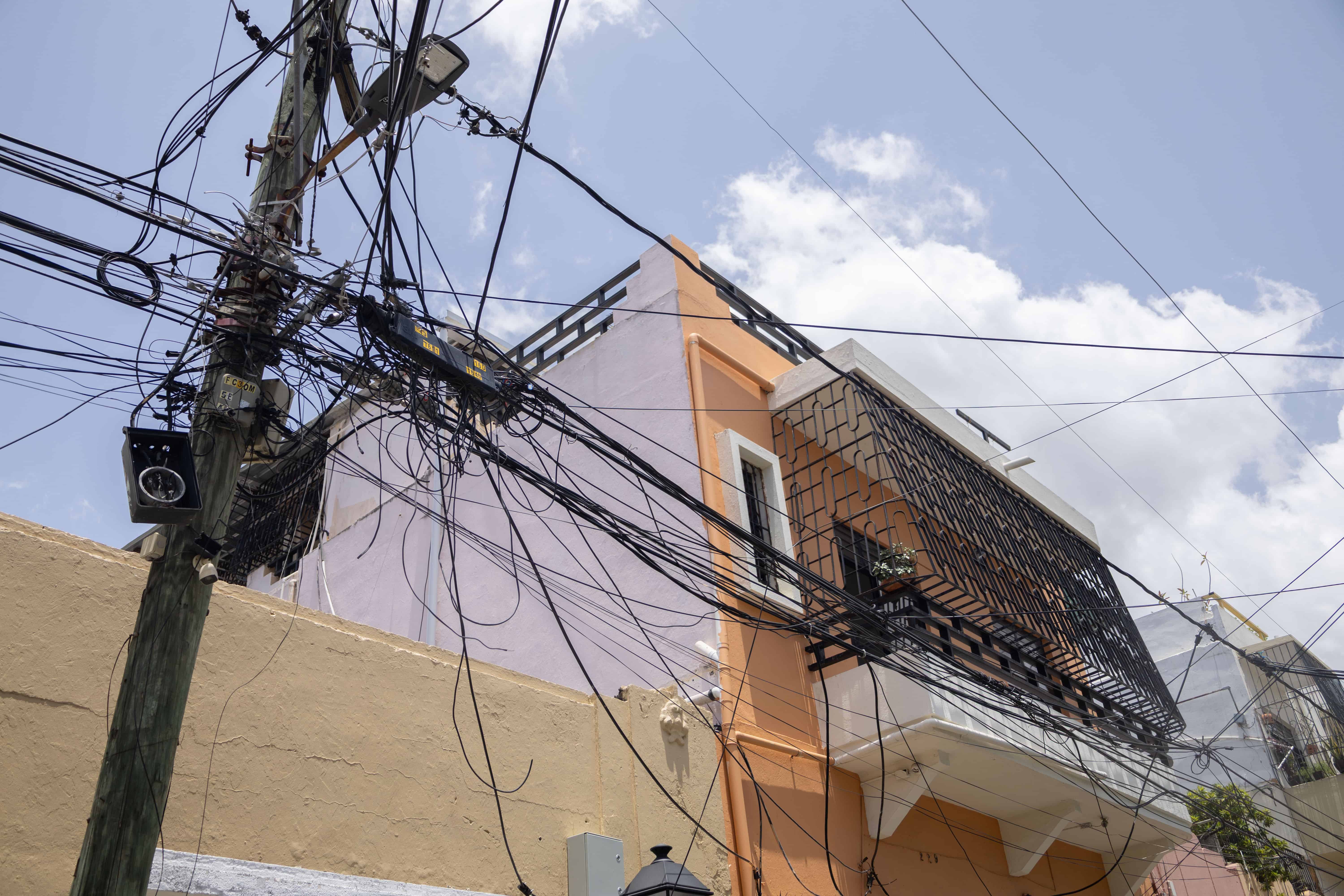 Algunas de las calles de la ciudad colonial donde no se cumpli&oacute; con la promesa de soterrar los cables