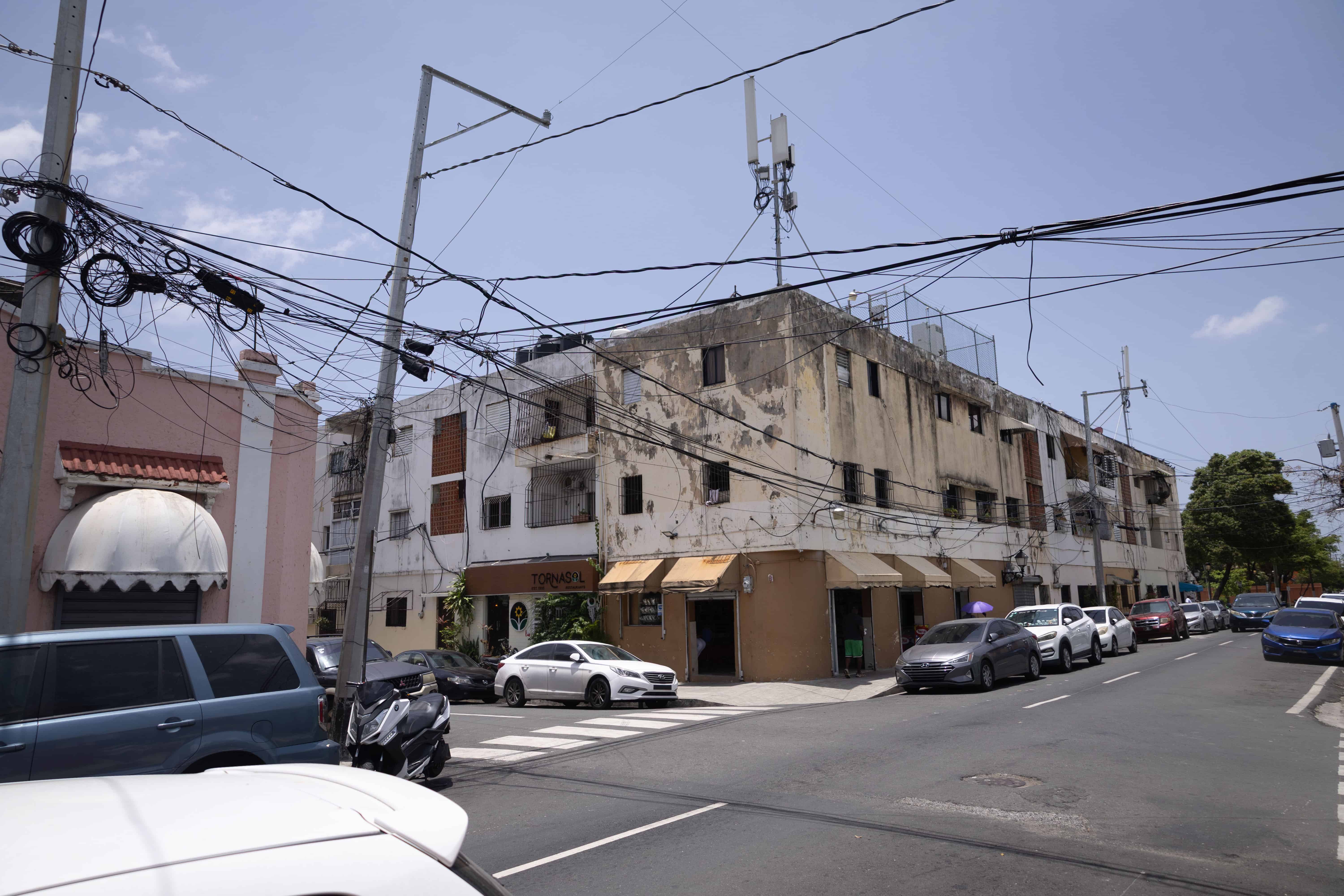 Algunas de las calles de la ciudad colonial donde no se cumpli&oacute; con la promesa de soterrar los cables