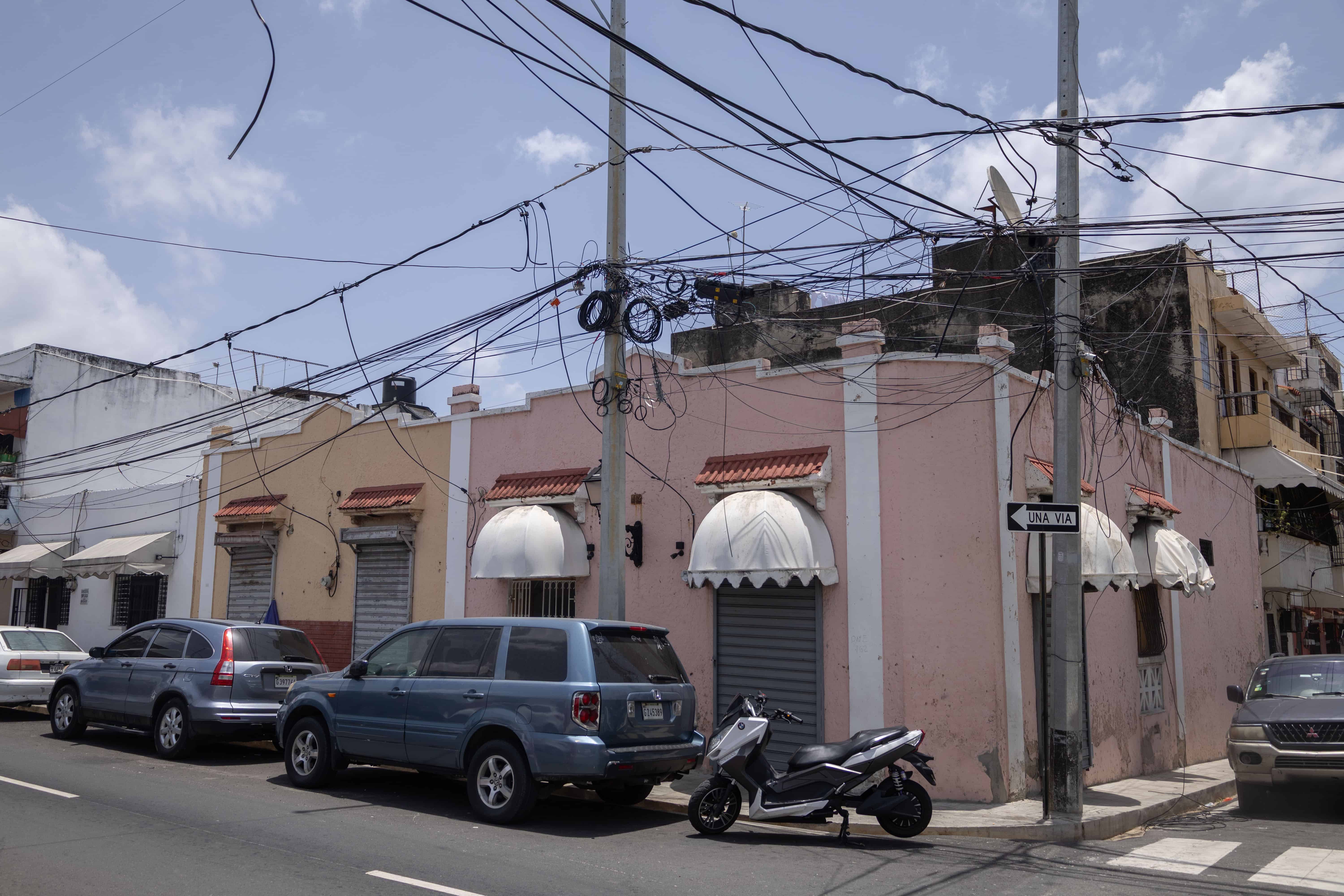 Algunas de las calles de la ciudad colonial donde no se cumpli&oacute; con la promesa de soterrar los cables
